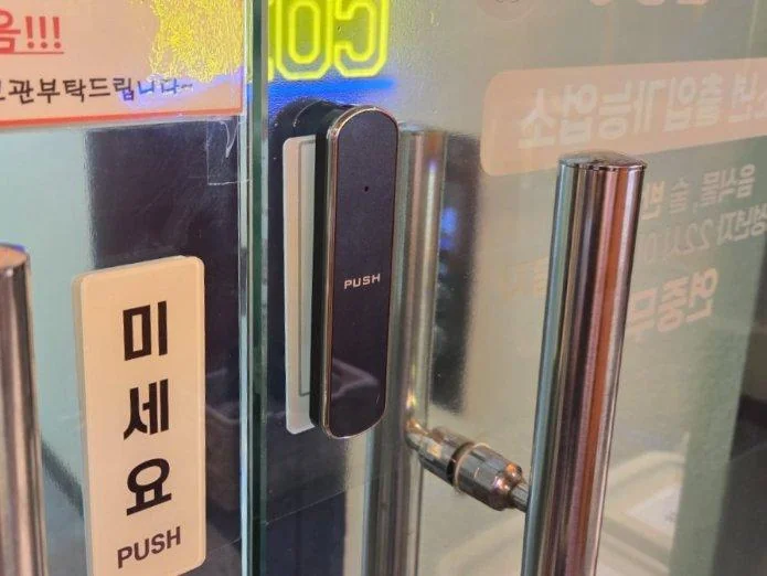 매장 안쪽 유리문에 붙인 무선 퇴실버튼